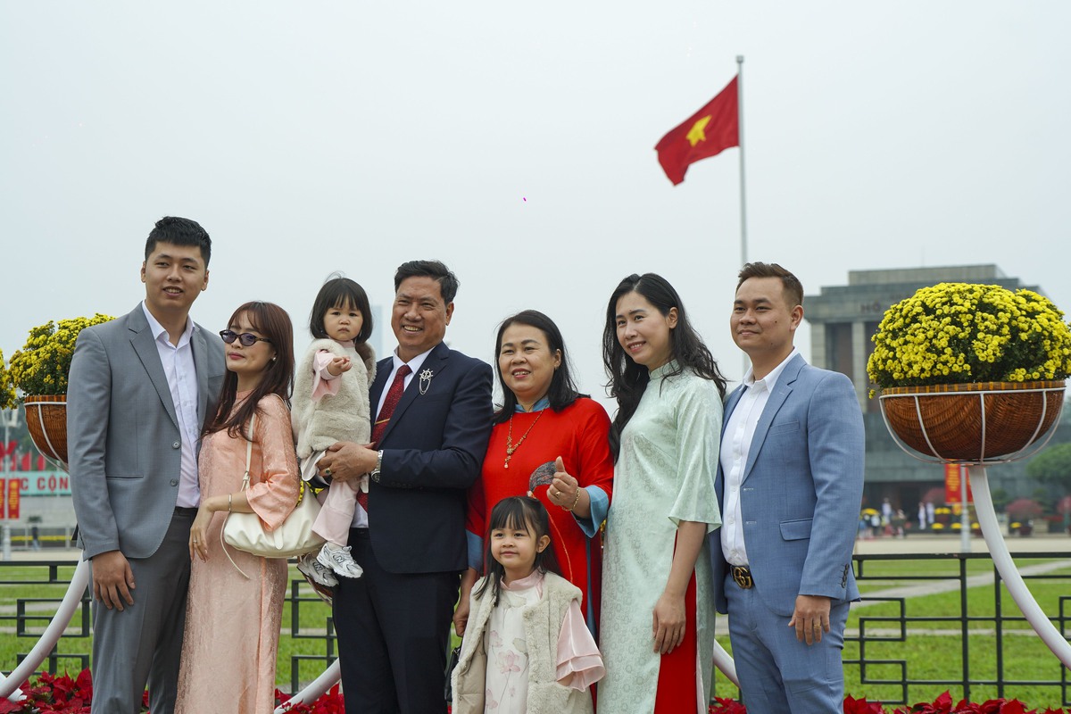 Mùng 2 Tết Bính Ngọ, người Hà Nội xúng xính áo dài xuống phố du Xuân - Ảnh 30. Mùng 2 Tết Bính Ngọ, người Hà Nội xúng xính áo dài xuống phố du Xuân - Ảnh 30.