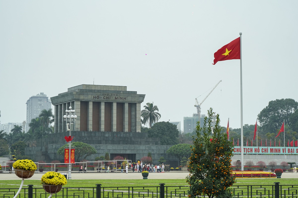 Mùng 2 Tết Bính Ngọ, người Hà Nội xúng xính áo dài xuống phố du Xuân - Ảnh 31. Mùng 2 Tết Bính Ngọ, người Hà Nội xúng xính áo dài xuống phố du Xuân - Ảnh 31.