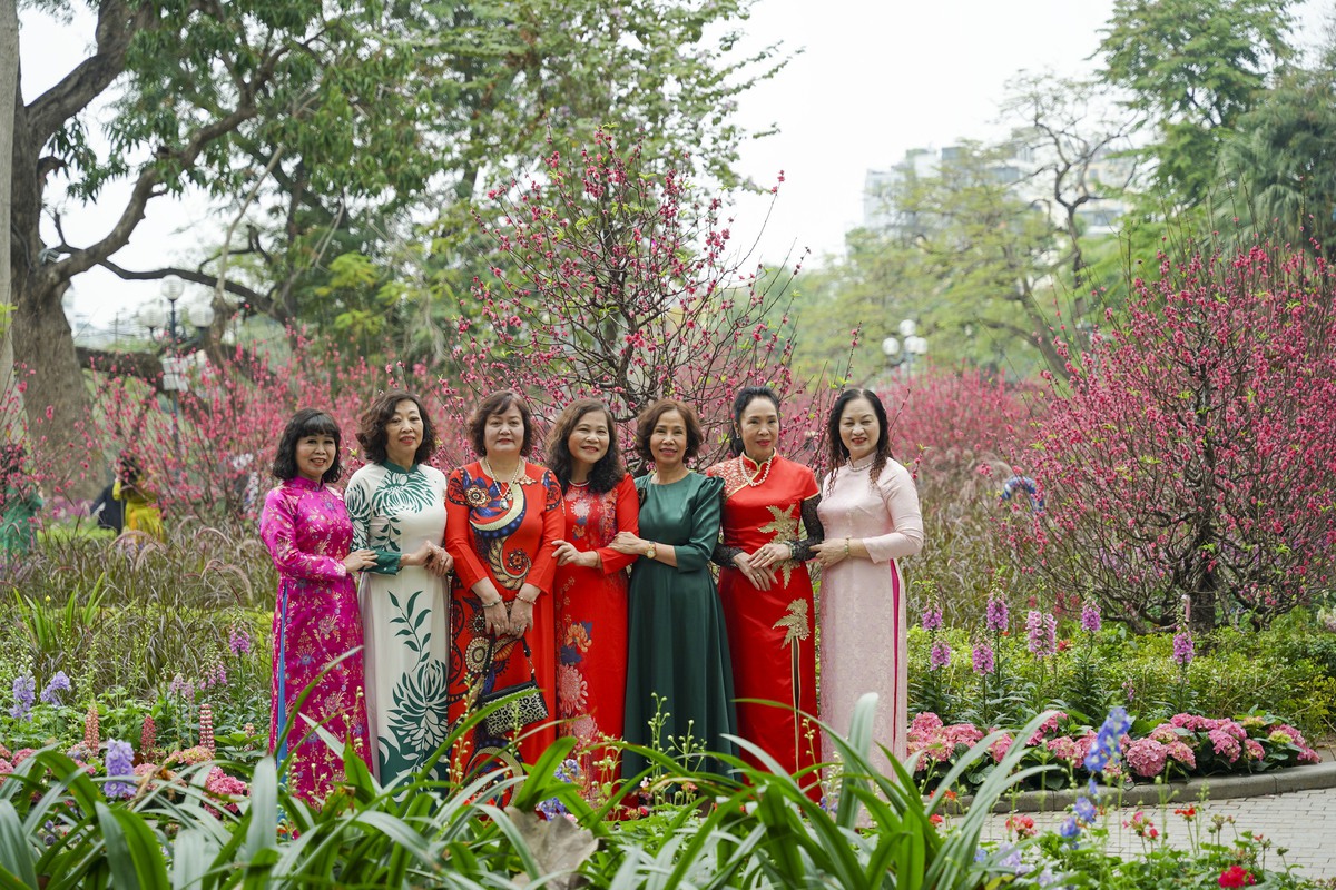 Mùng 2 Tết Bính Ngọ, người Hà Nội xúng xính áo dài xuống phố du Xuân - Ảnh 7. Mùng 2 Tết Bính Ngọ, người Hà Nội xúng xính áo dài xuống phố du Xuân - Ảnh 7.