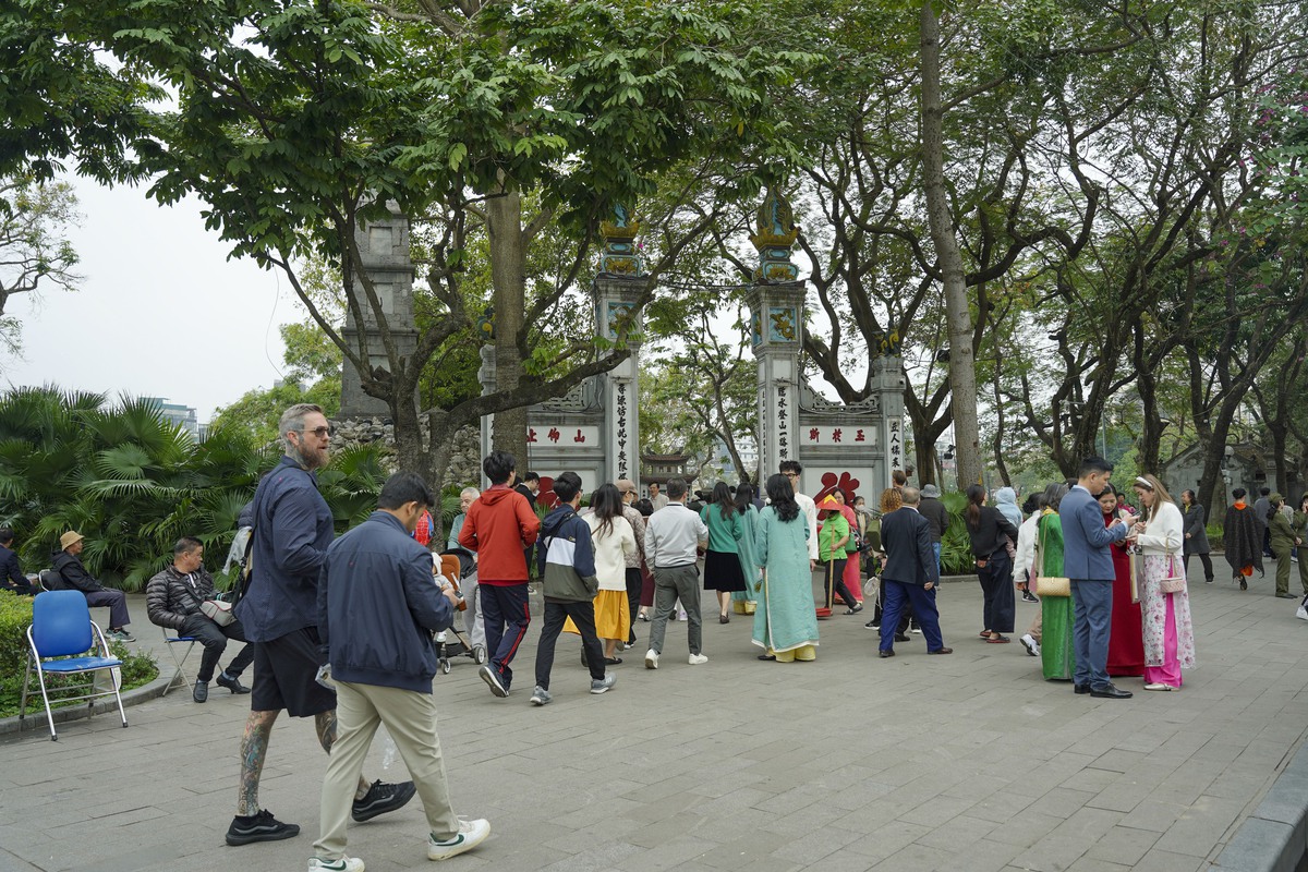 Mùng 2 Tết Bính Ngọ, người Hà Nội xúng xính áo dài xuống phố du Xuân - Ảnh 8. Mùng 2 Tết Bính Ngọ, người Hà Nội xúng xính áo dài xuống phố du Xuân - Ảnh 8.