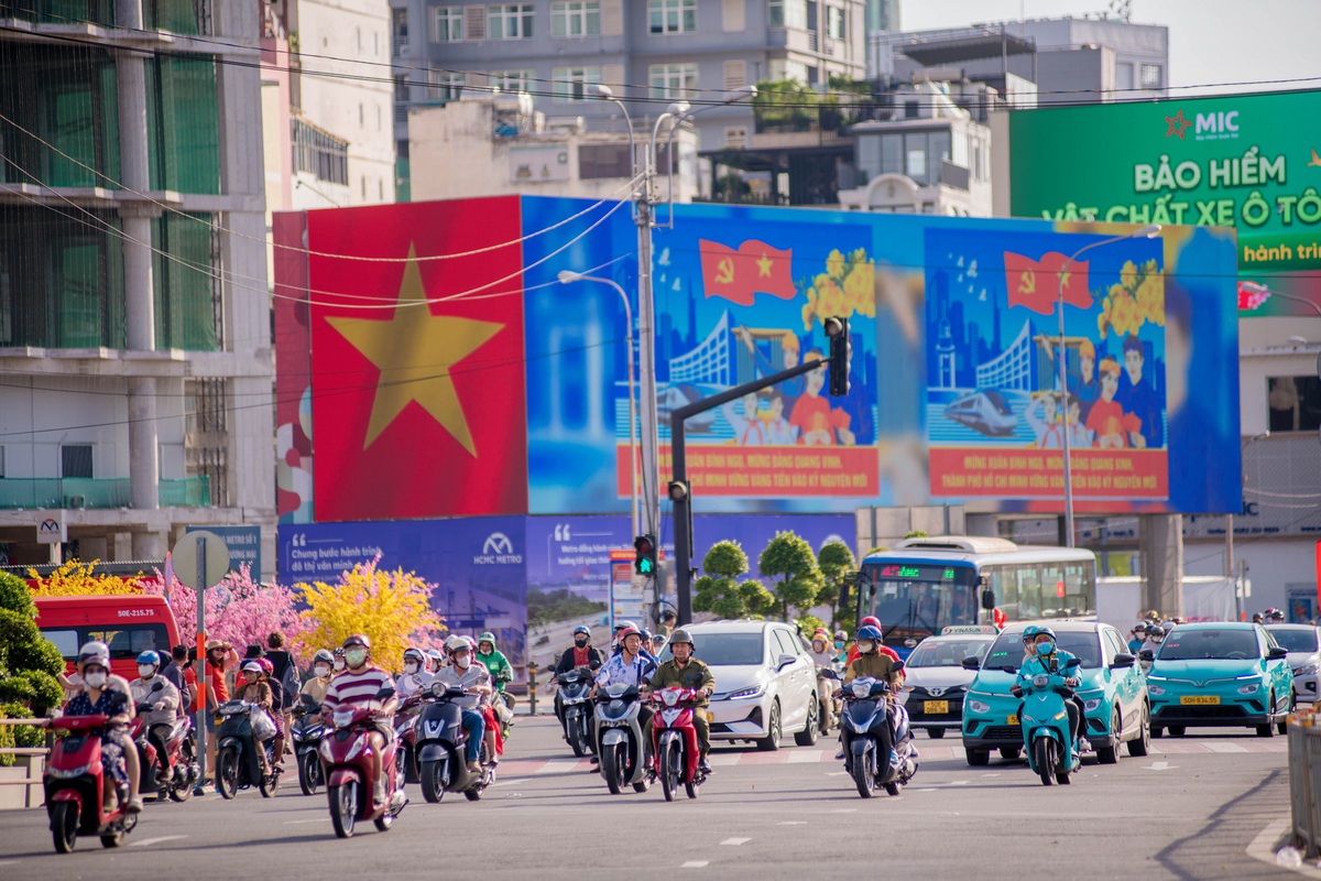 TPHCM: Người dân và du khách "đội nắng" chơi xuân- Ảnh 4.