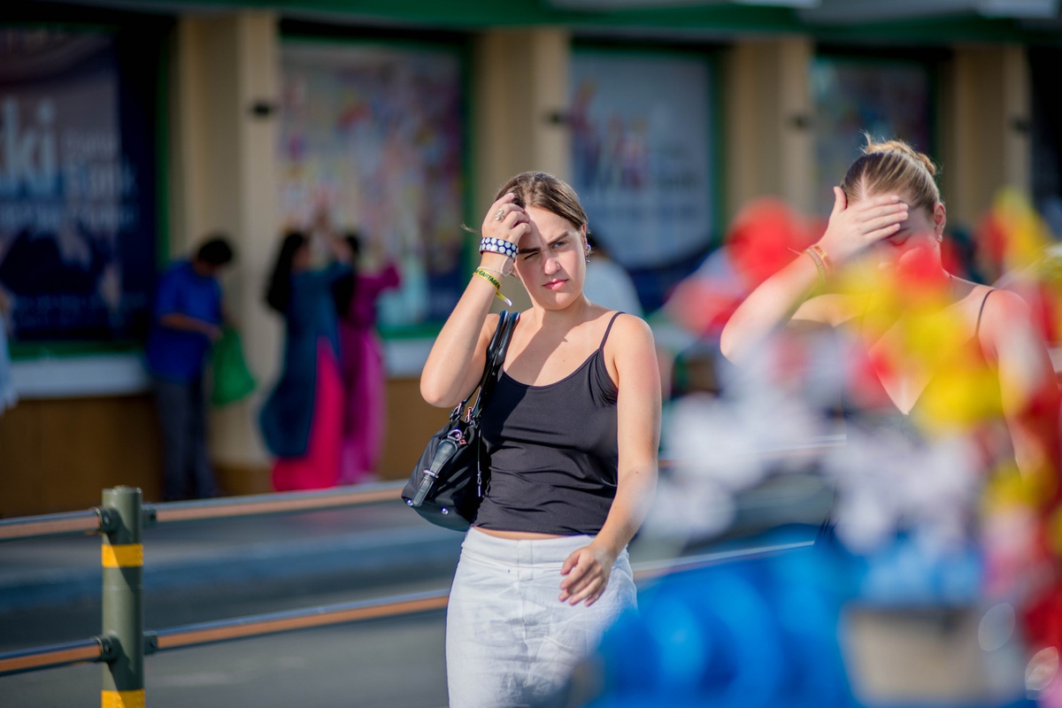 Dù chói chang nhưng vẫn thích đi giữa nắng hơn trong bóng râm