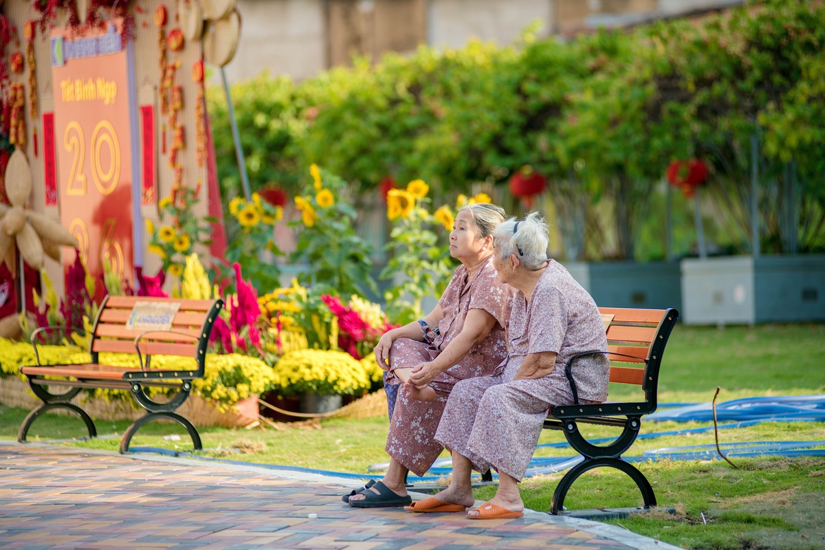 Từ 17h trở đi, nắng dịu hẳn, không gian dần mát mẻ, trả lại bầu không khí tuyệt vời của Sài Gòn buổi chiều tối cho mọi người xuống phố du xuân