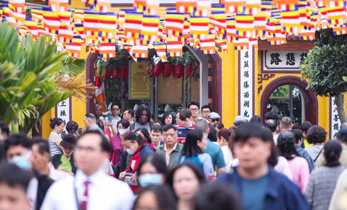 Đầu Xuân đi lễ chùa, xin chữ, mua muối gửi gắm ước vọng năm mới- Ảnh 6. Đầu Xuân đi lễ chùa, xin chữ, mua muối gửi gắm ước vọng năm mới- Ảnh 6.