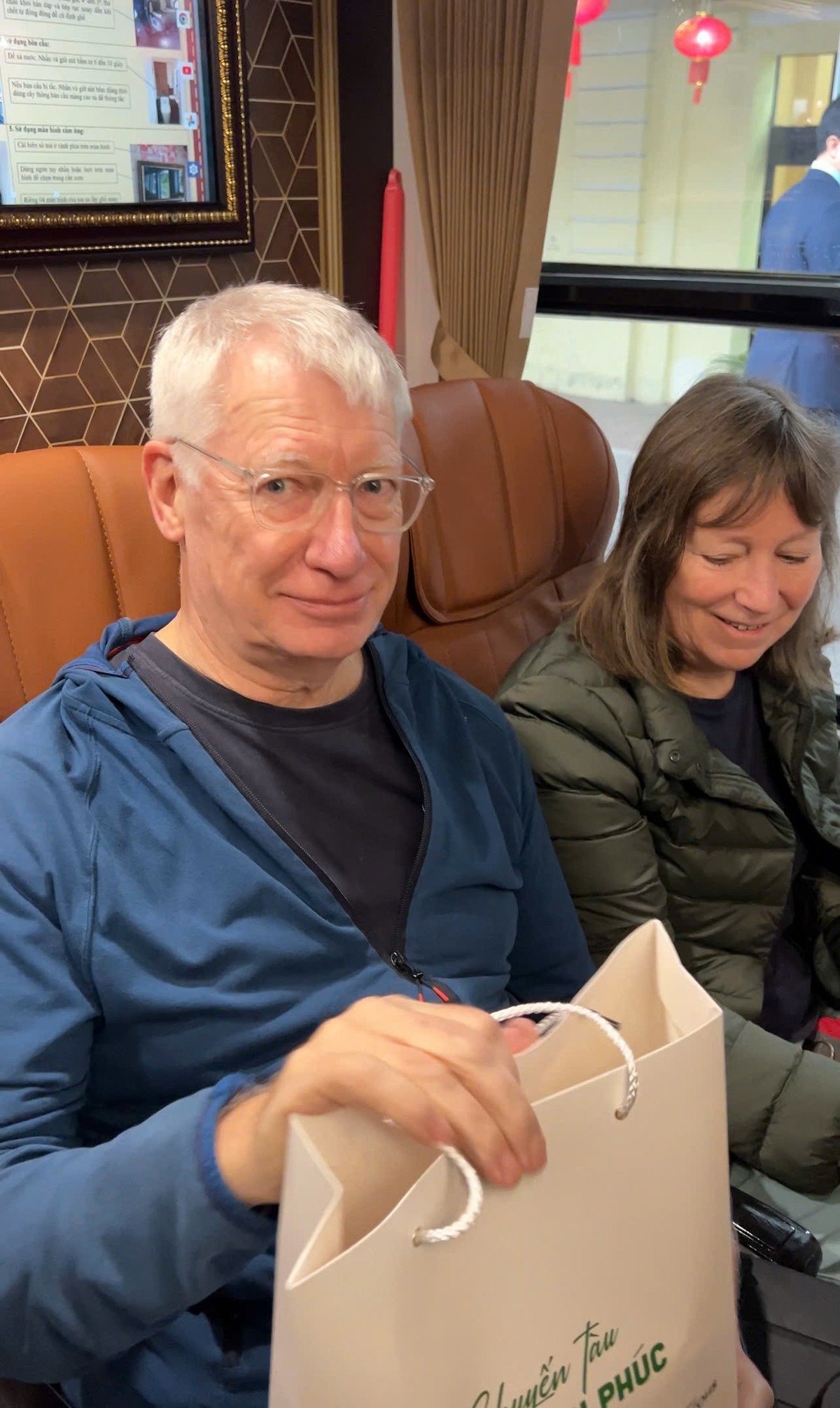 Du khách nước ngoài thích thú khi có mặt trên chuyến tàu đặc biệt