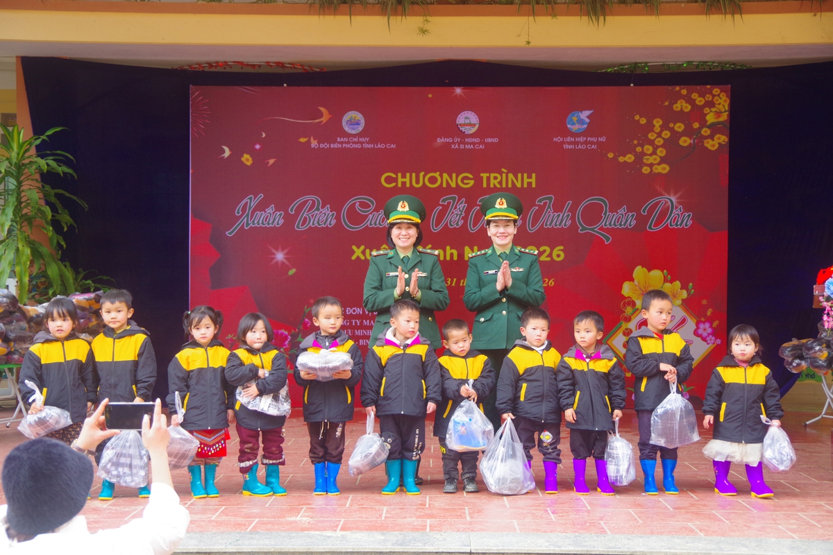 "Xuân biên cương - Tết thắm tình quân dân" ở Lào Cai- Ảnh 1.