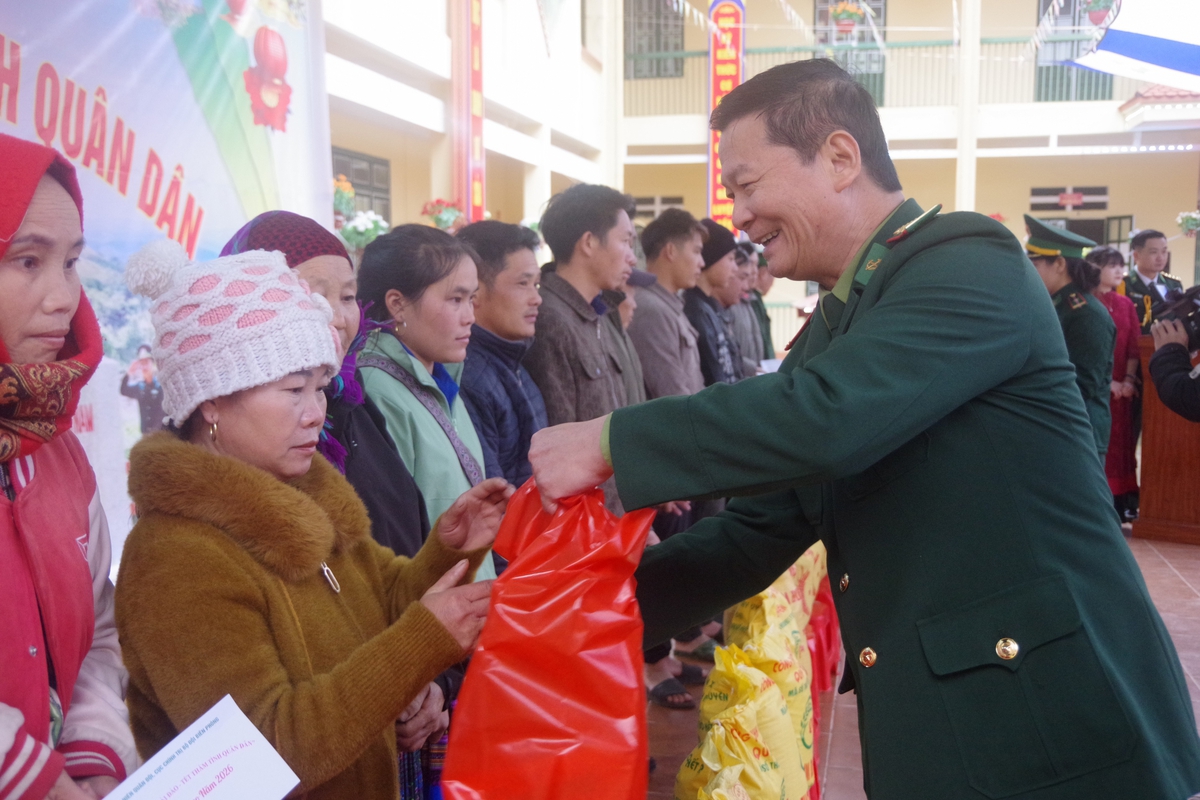 "Xuân biên cương - Tết thắm tình quân dân" ở Lào Cai- Ảnh 2.