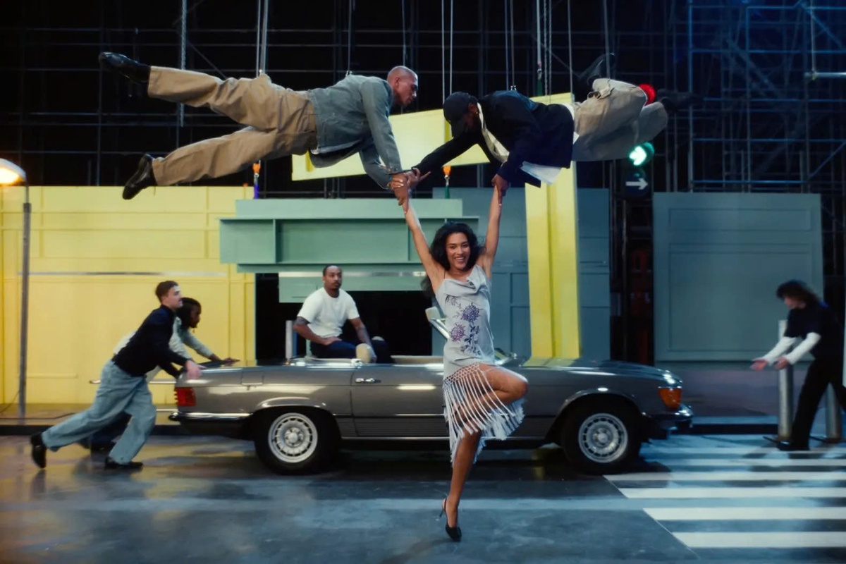 1 cảnh trong MV Man I need của Olivia Dean