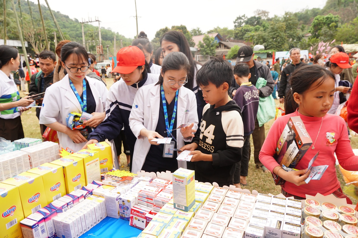 Hội Bảo vệ quyền trẻ em Việt Nam mang Tết ấm đến với trẻ em và phụ nữ vùng cao Nghệ An- Ảnh 1.