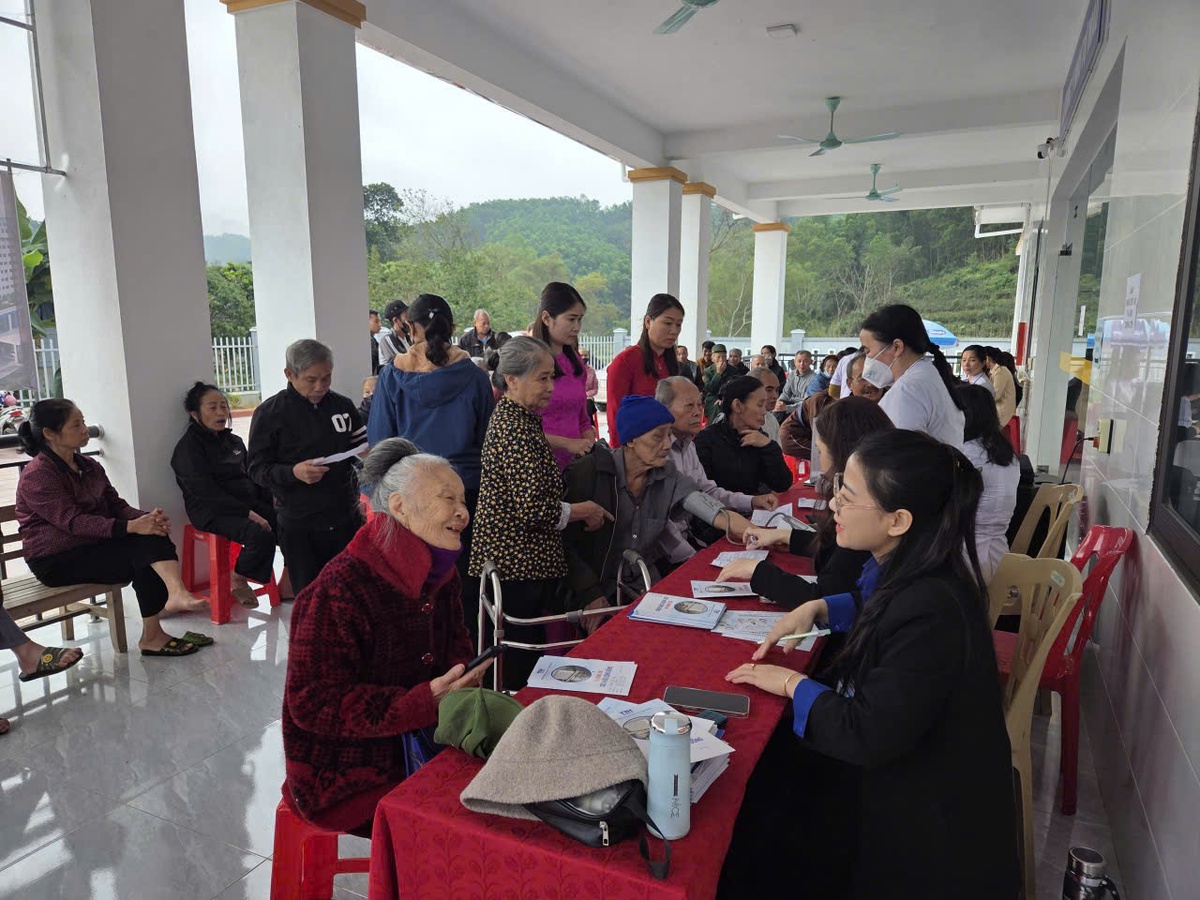 Hội LHPN Hà Tĩnh: Nhiều cách làm hay mang Tết ấm đến trẻ mồ côi và phụ nữ nghèo- Ảnh 5.