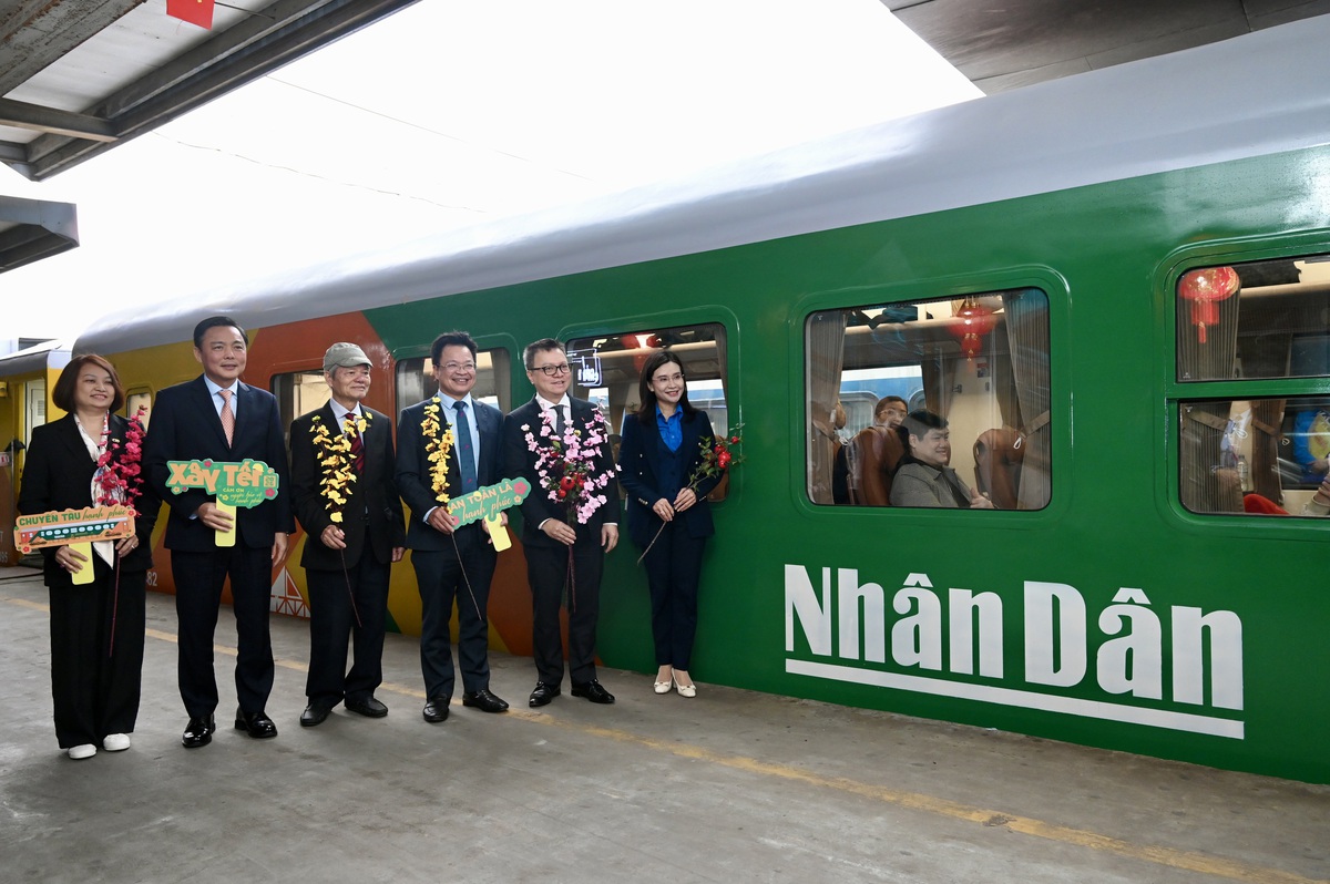 Đoàn tàu đong đầy yêu thương và hạnh phúc được sơn phủ bằng những sắc màu của sự yêu thương cùng với logo Báo Nhân Dân