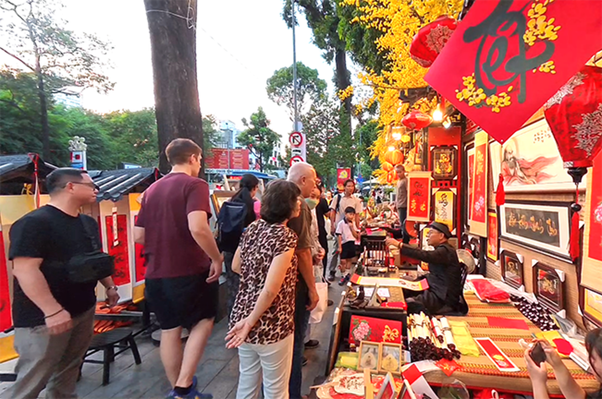 TPHCM: Phố ông đồ và Đường mai rực rỡ đón xuân Bính Ngọ- Ảnh 2.