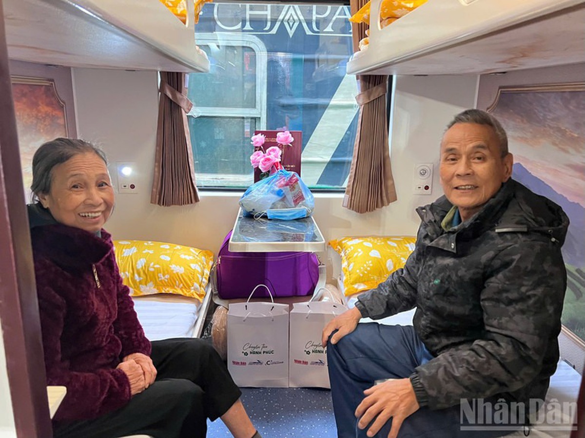 Vợ chồng ông Nguyễn Văn Hùng không giấu nổi niềm vui và xúc động khi được về quê đón Tết trên "Chuyến tàu hạnh phúc". (Ảnh: YẾN PHƯƠNG)