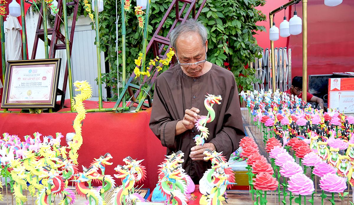 TPHCM: Phố ông đồ và Đường mai rực rỡ đón xuân Bính Ngọ- Ảnh 4.