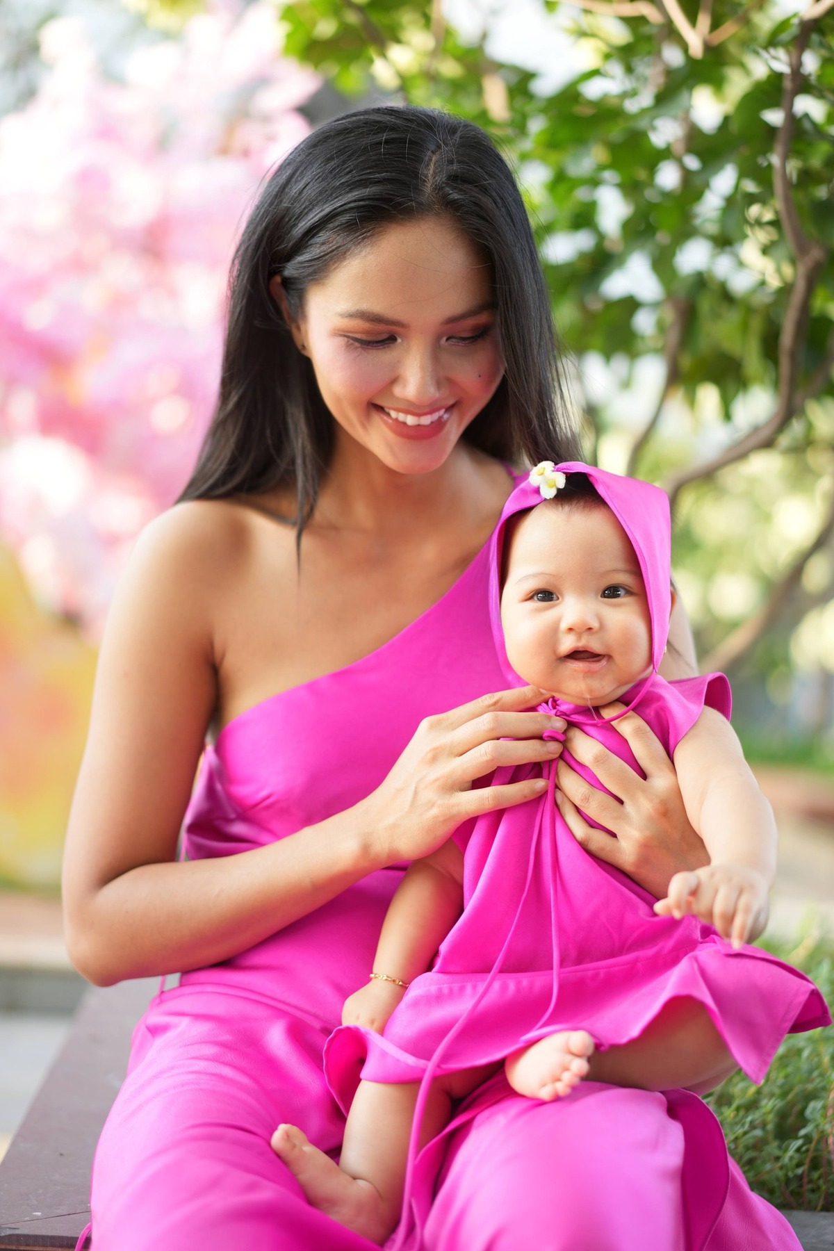 Hoa hậu H'Hen Niê tận hưởng không khí xuân bên gia đình- Ảnh 1.