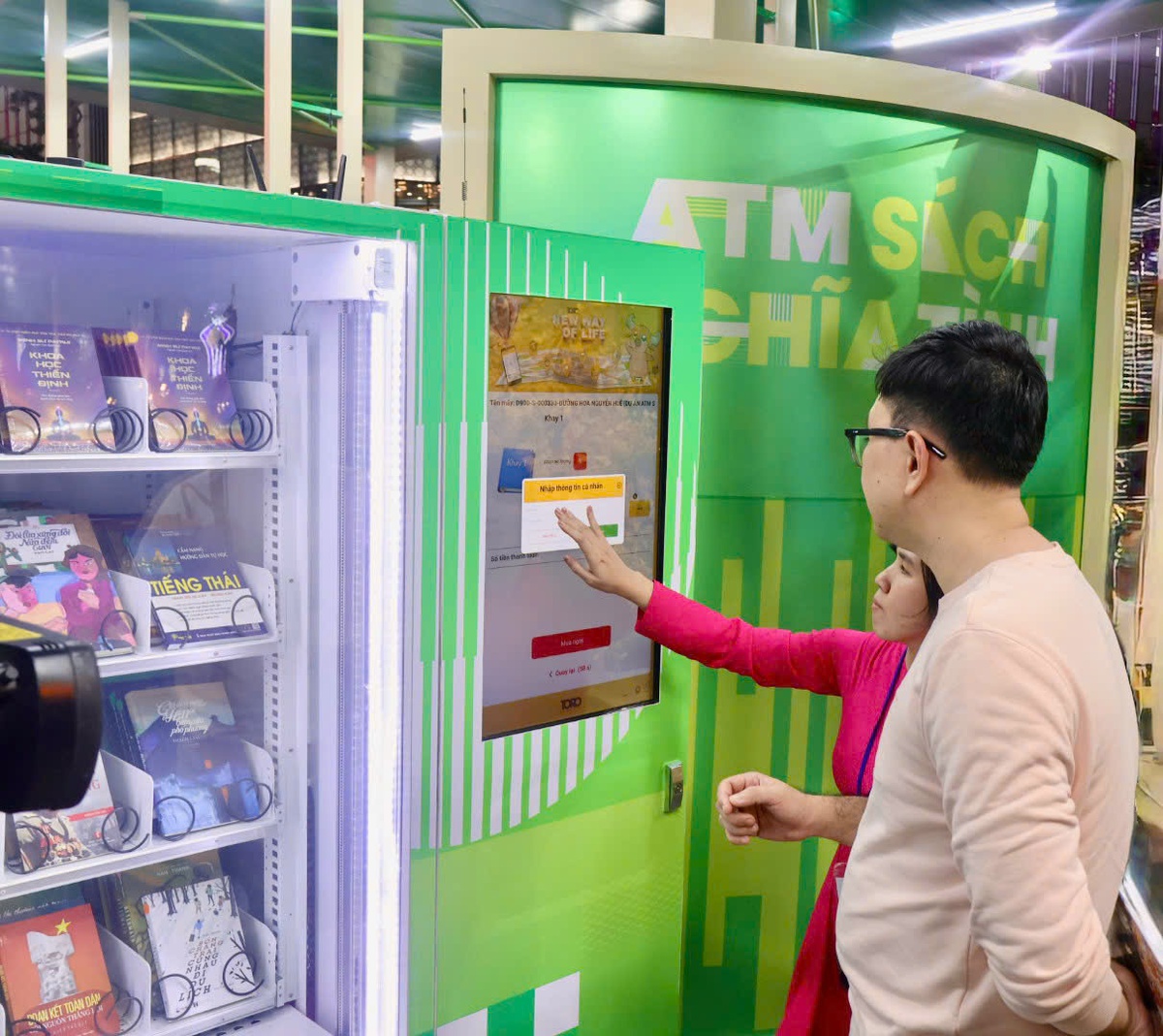 Nhiều bạn đọc trải nghiệm ATM sách nghĩa tình. Ảnh: Hồ Lam Nhiều bạn đọc trải nghiệm ATM sách nghĩa tình. Ảnh: Hồ Lam
