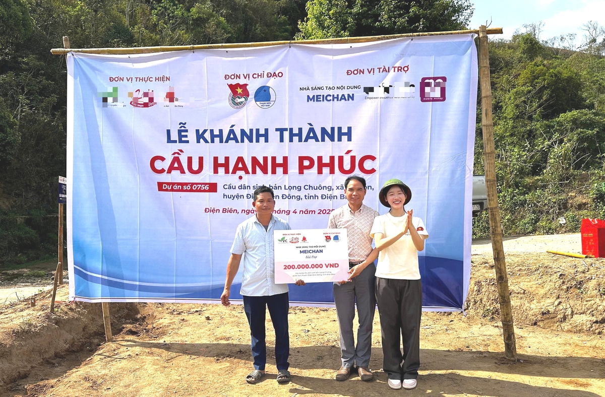 Meichan và đội ngũ tài trợ 200 triệu đồng để xây cầu dân sinh tại bản Lọng Chuông, tỉnh Điện Biên vào tháng 4/2025. Ảnh: NVCC