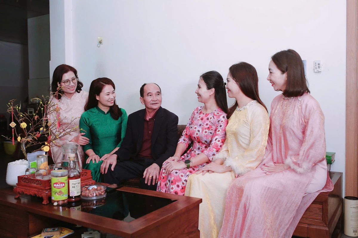 Ông ngoại 22 năm "gà trống nuôi con" được 5 rể, 5 con gái về sum vầy báo hiếu, đón Tết- Ảnh 1.