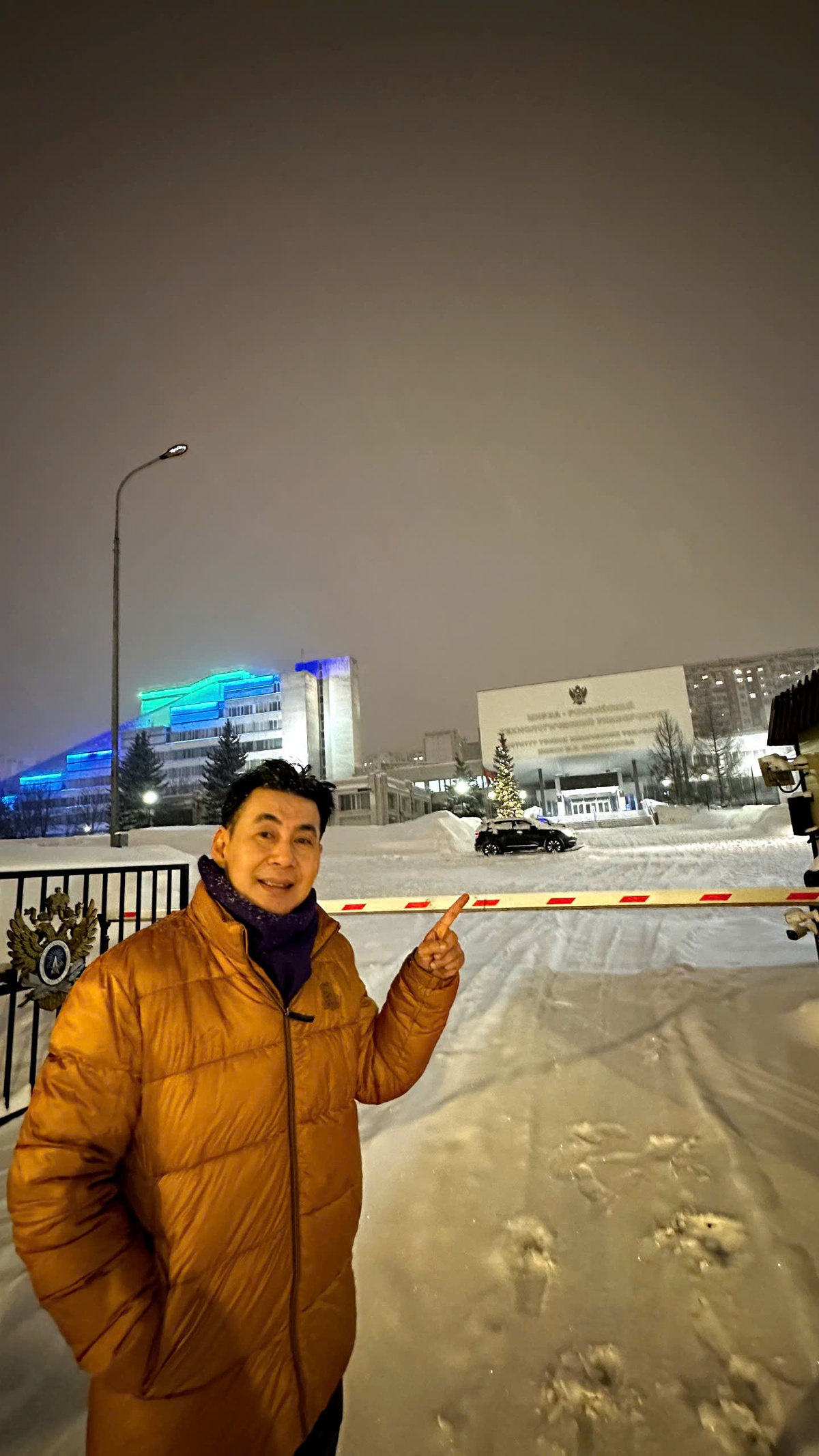 "Trốn" Tết, ca sĩ Đoan Trường sang Nga thăm lại trường cũ- Ảnh 1.