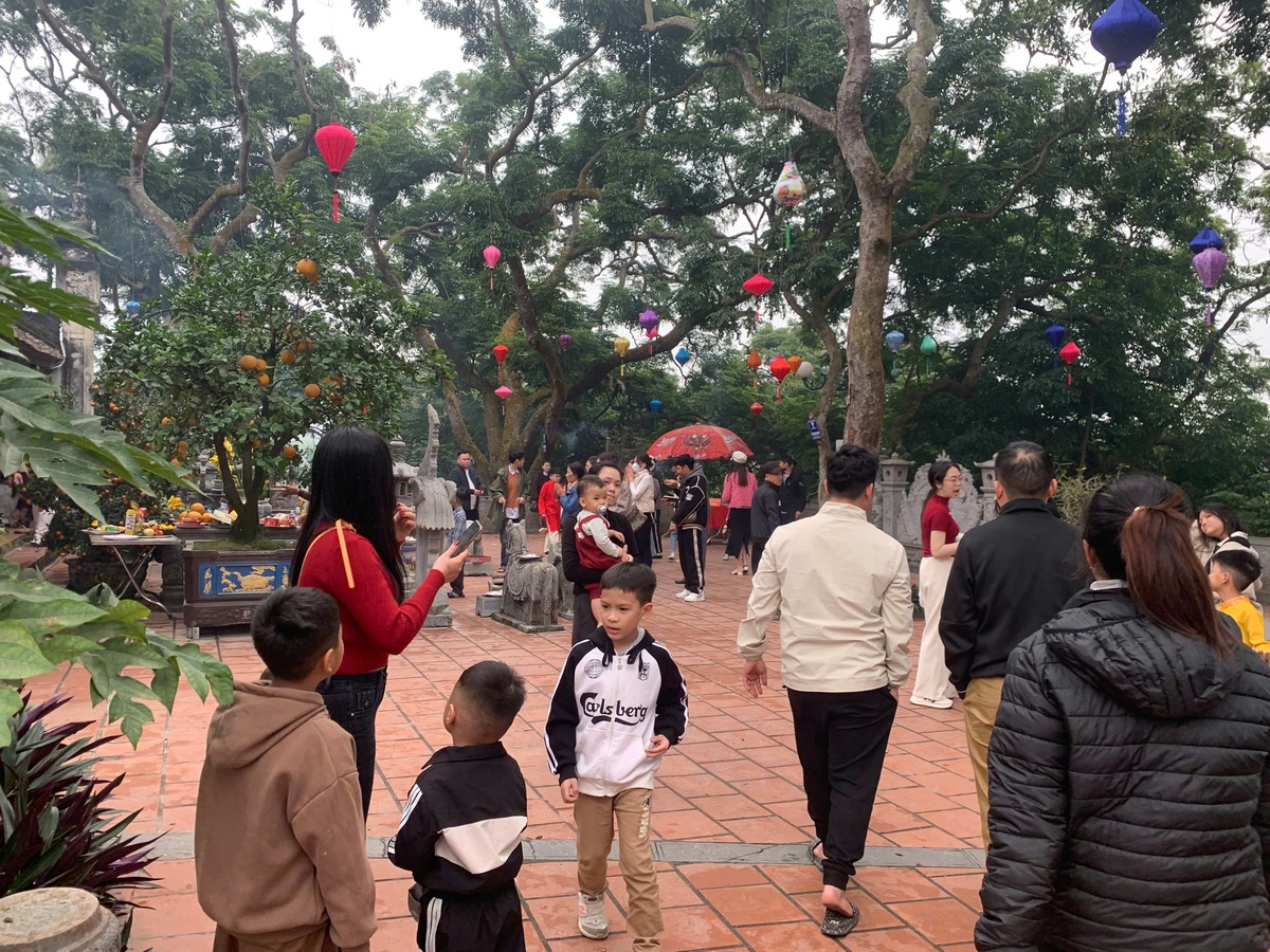 Hải Phòng: Người dân tấp nập về Đền Cao cầu bình an đầu năm- Ảnh 2.