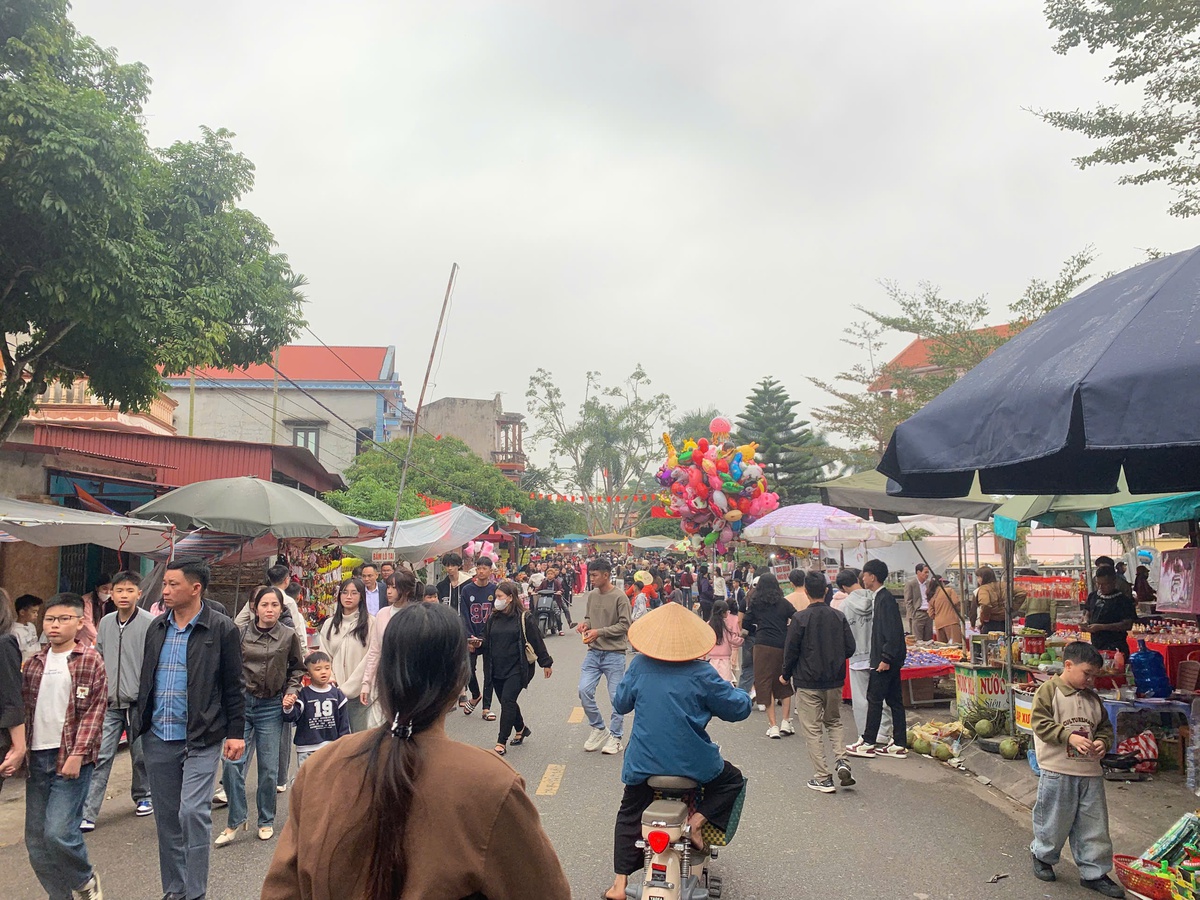 Hải Phòng: Người dân tấp nập về Đền Cao cầu bình an đầu năm- Ảnh 1.