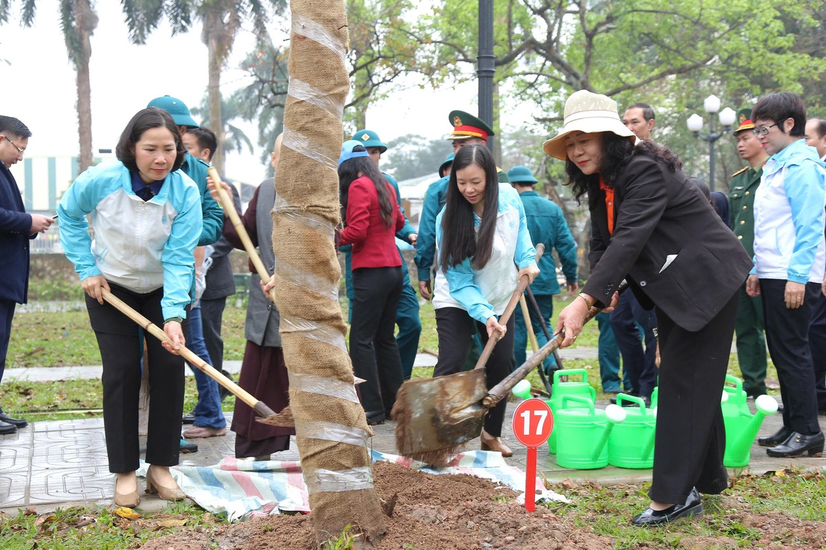 Phụ nữ Hà Nội phát động Tết trồng cây, lan tỏa thông điệp "Mỗi phụ nữ một cây xanh"- Ảnh 2.