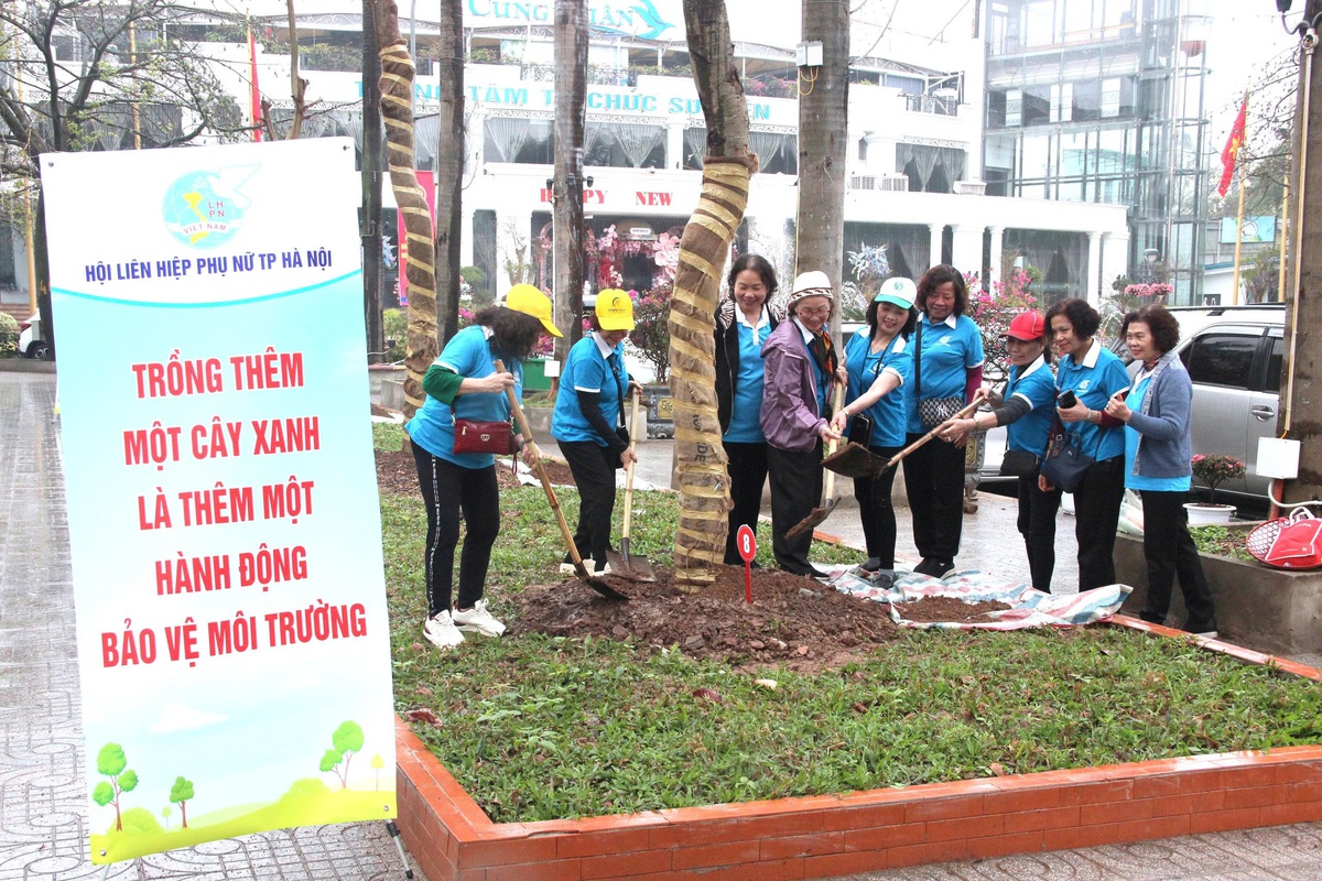 Phụ nữ Hà Nội phát động Tết trồng cây, lan tỏa thông điệp "Mỗi phụ nữ một cây xanh"- Ảnh 4.