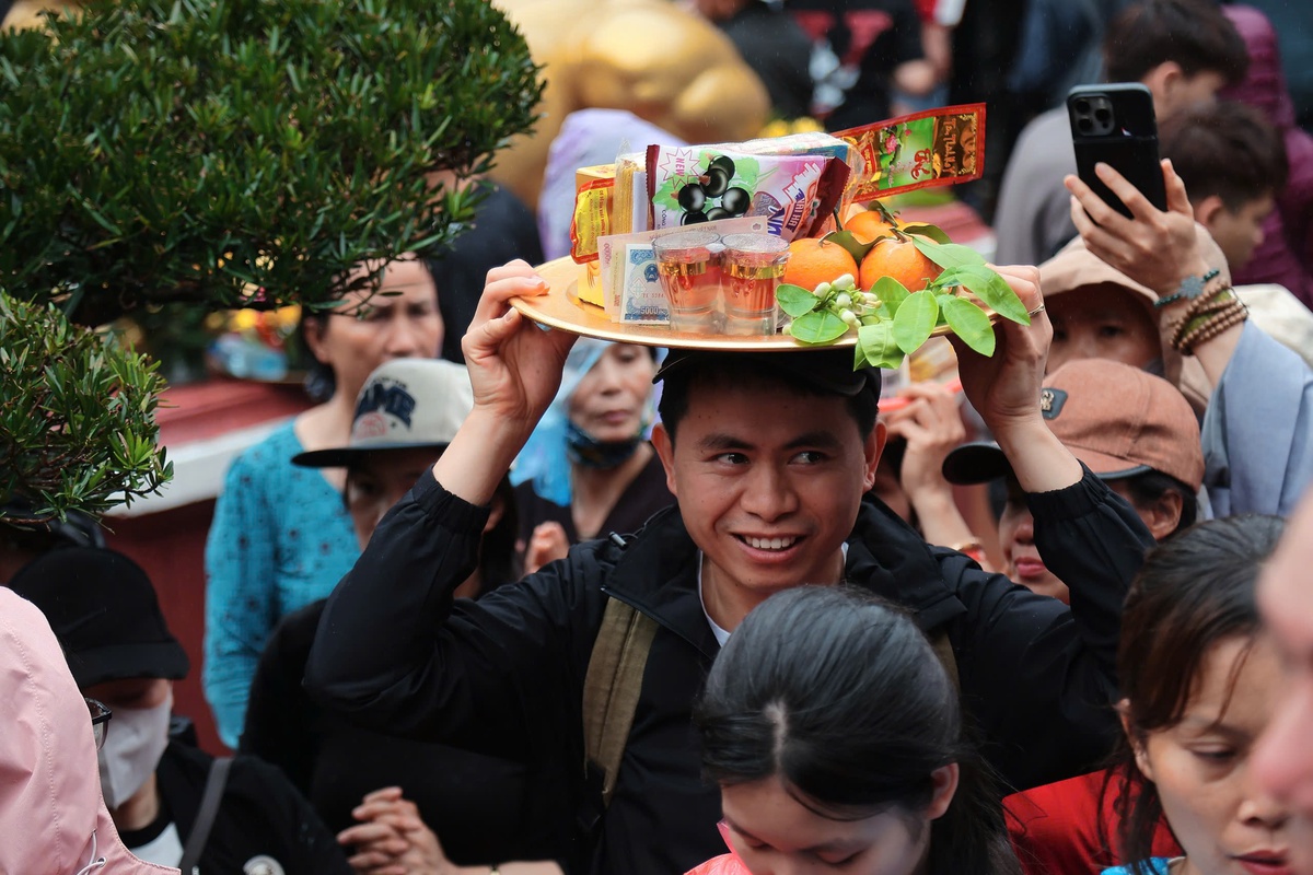 Hàng vạn người trẩy hội chùa Hương 2026 giữa mưa xuân- Ảnh 12. Hàng vạn người trẩy hội chùa Hương 2026 giữa mưa xuân- Ảnh 12.