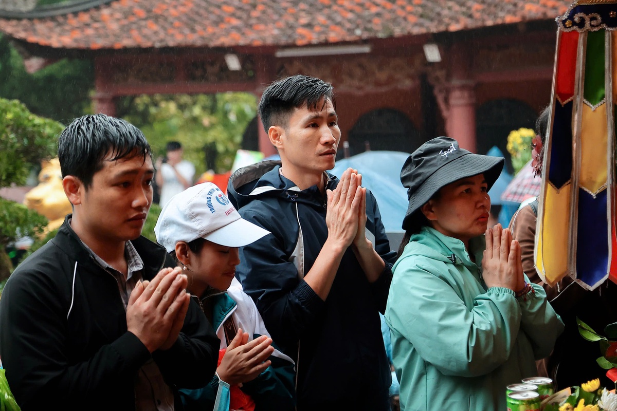 Hàng vạn người trẩy hội chùa Hương 2026 giữa mưa xuân- Ảnh 13. Hàng vạn người trẩy hội chùa Hương 2026 giữa mưa xuân- Ảnh 13.