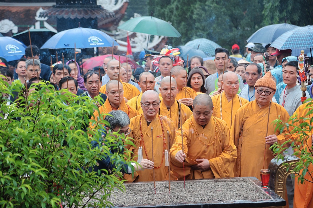 Hàng vạn người trẩy hội chùa Hương 2026 giữa mưa xuân- Ảnh 6. Hàng vạn người trẩy hội chùa Hương 2026 giữa mưa xuân- Ảnh 6.