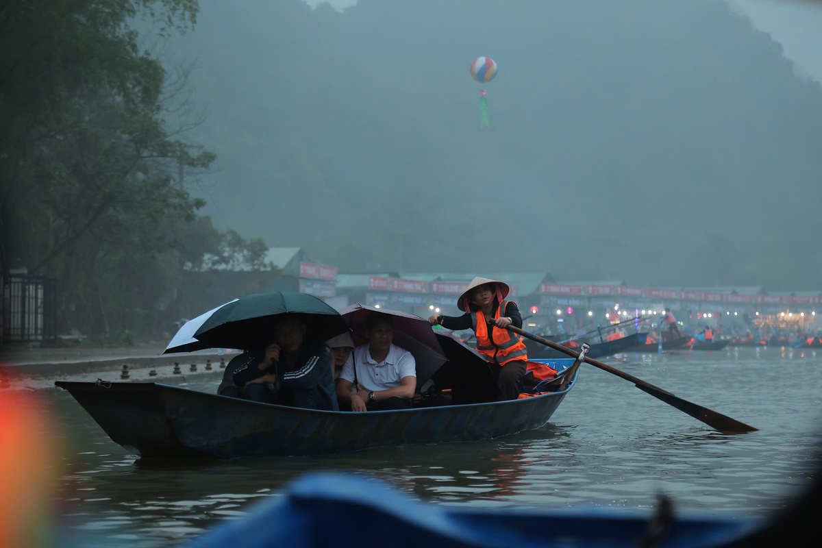 Hàng vạn người trẩy hội chùa Hương 2026 giữa mưa xuân- Ảnh 2. Hàng vạn người trẩy hội chùa Hương 2026 giữa mưa xuân- Ảnh 2.