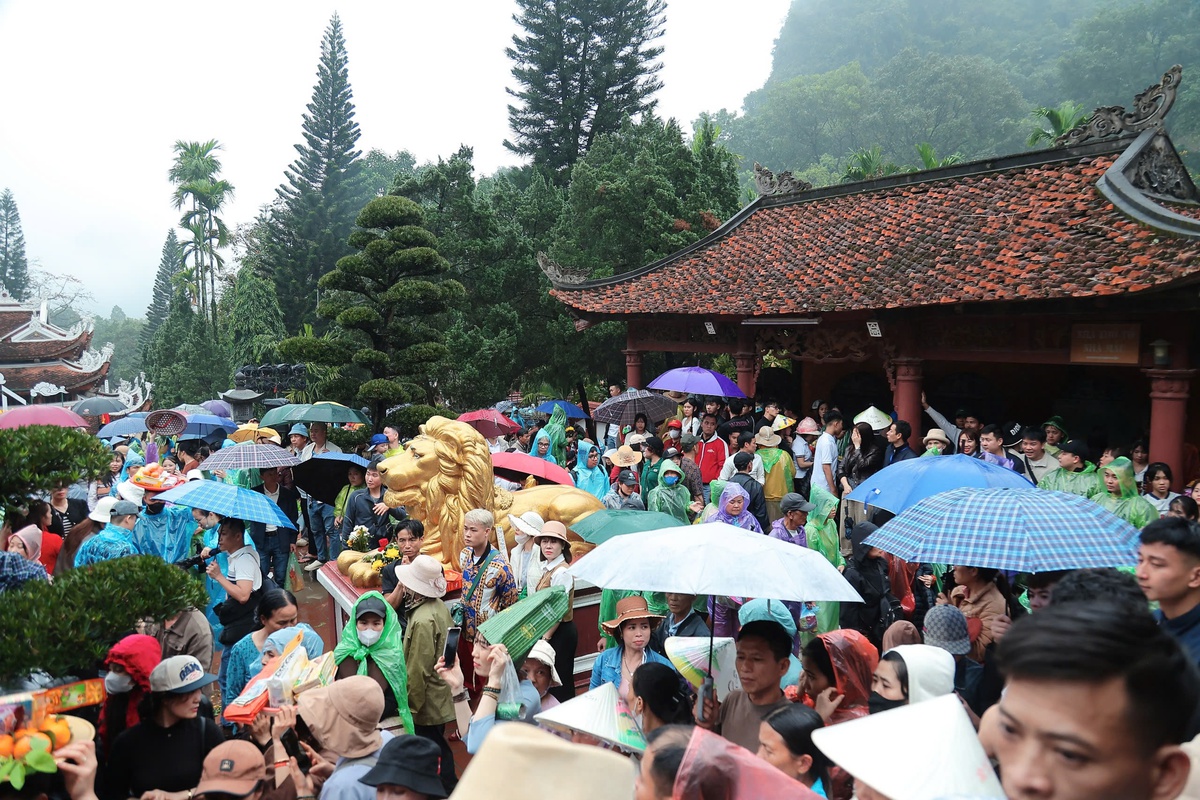 Hàng vạn người trẩy hội chùa Hương 2026 giữa mưa xuân- Ảnh 4. Hàng vạn người trẩy hội chùa Hương 2026 giữa mưa xuân- Ảnh 4.