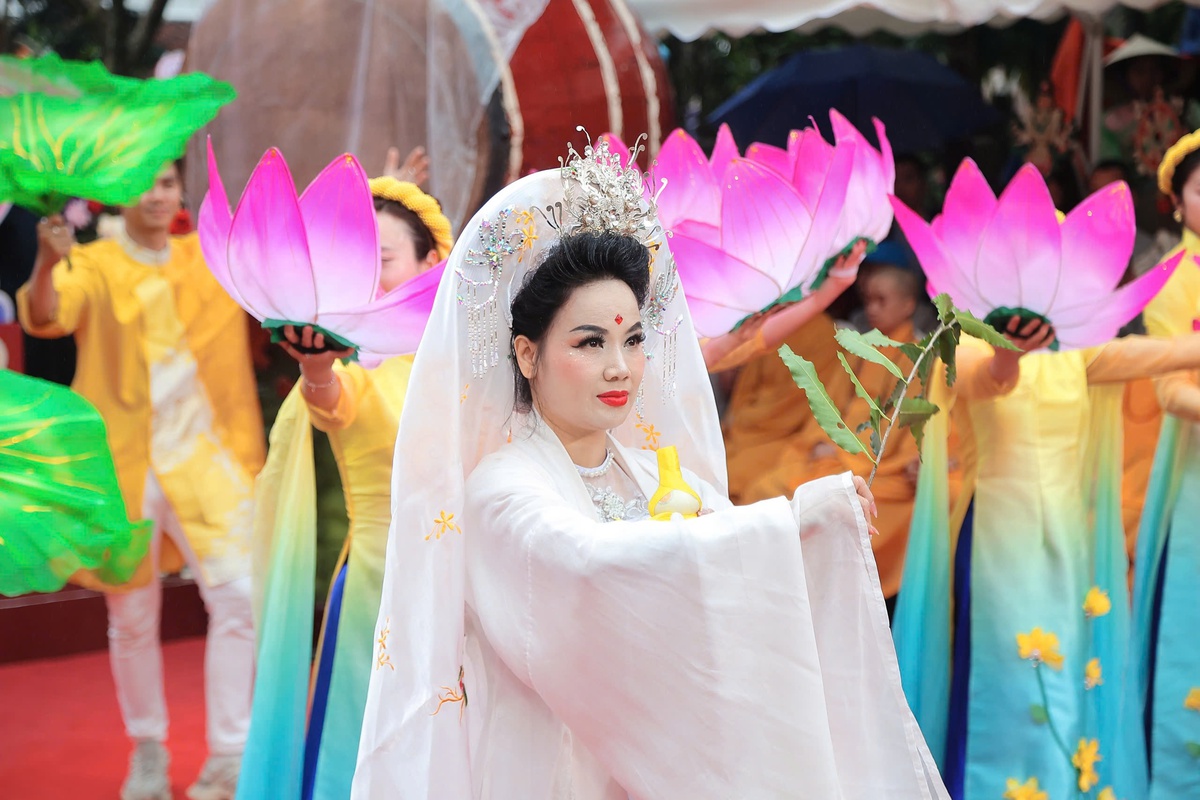 Hàng vạn người trẩy hội chùa Hương 2026 giữa mưa xuân- Ảnh 11. Hàng vạn người trẩy hội chùa Hương 2026 giữa mưa xuân- Ảnh 11.