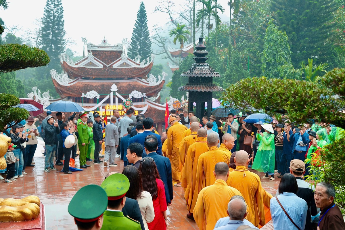 Hàng vạn người trẩy hội chùa Hương 2026 giữa mưa xuân- Ảnh 5. Hàng vạn người trẩy hội chùa Hương 2026 giữa mưa xuân- Ảnh 5.