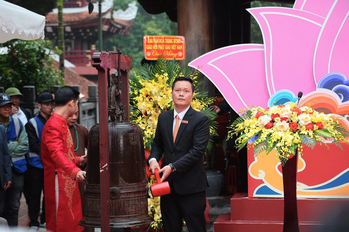 Hàng vạn người trẩy hội chùa Hương 2026 giữa mưa xuân- Ảnh 8. Hàng vạn người trẩy hội chùa Hương 2026 giữa mưa xuân- Ảnh 8.