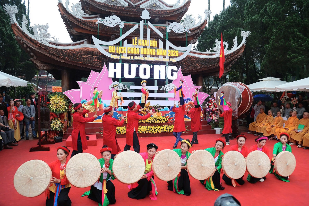 Hàng vạn người trẩy hội chùa Hương 2026 giữa mưa xuân- Ảnh 10. Hàng vạn người trẩy hội chùa Hương 2026 giữa mưa xuân- Ảnh 10.