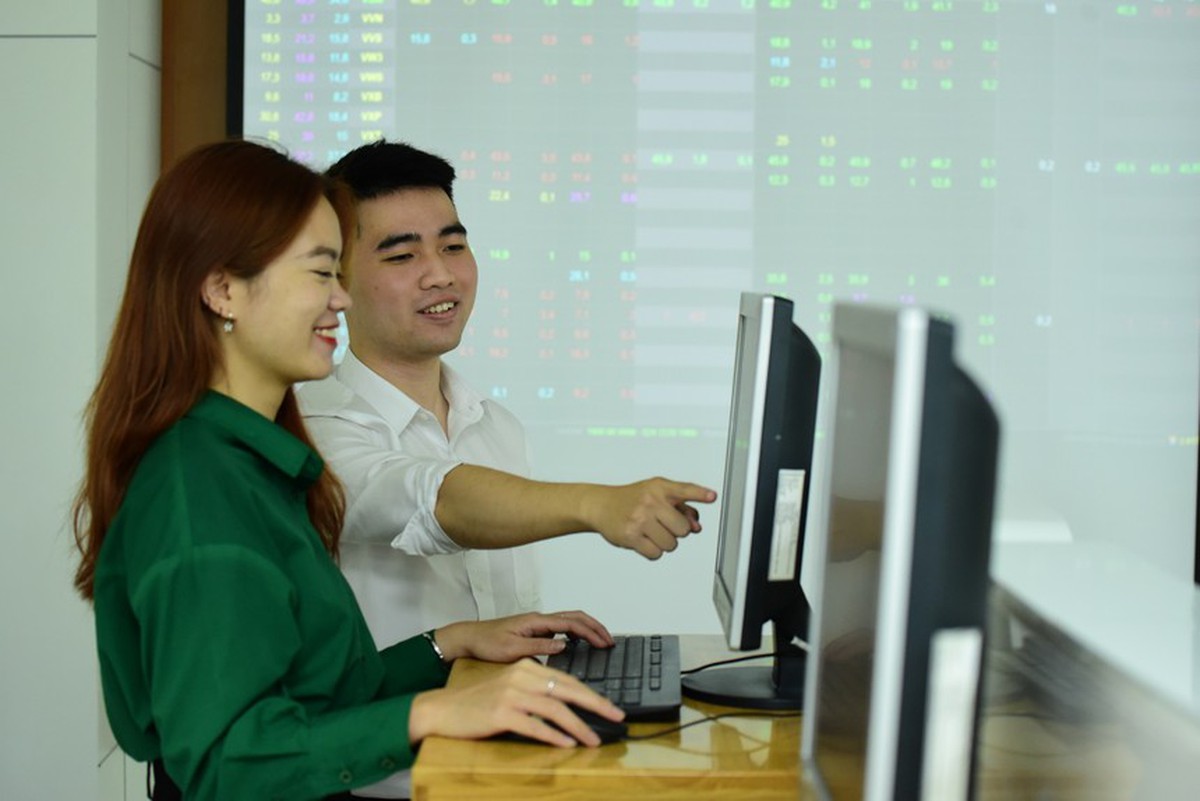 VN-Index nhích nhẹ, nhiều nhóm ngành bứt phá tới 2 chữ số đầu năm - Ảnh 2. VN-Index nhích nhẹ, nhiều nhóm ngành bứt phá tới 2 chữ số đầu năm - Ảnh 2.