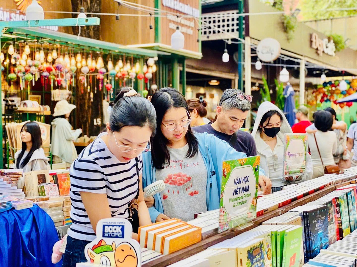 Người dân lựa chọn các đầu sách văn học Việt Nam tại Đường sách TPHCM nhân dịp đầu năm mới. Ảnh: BTC