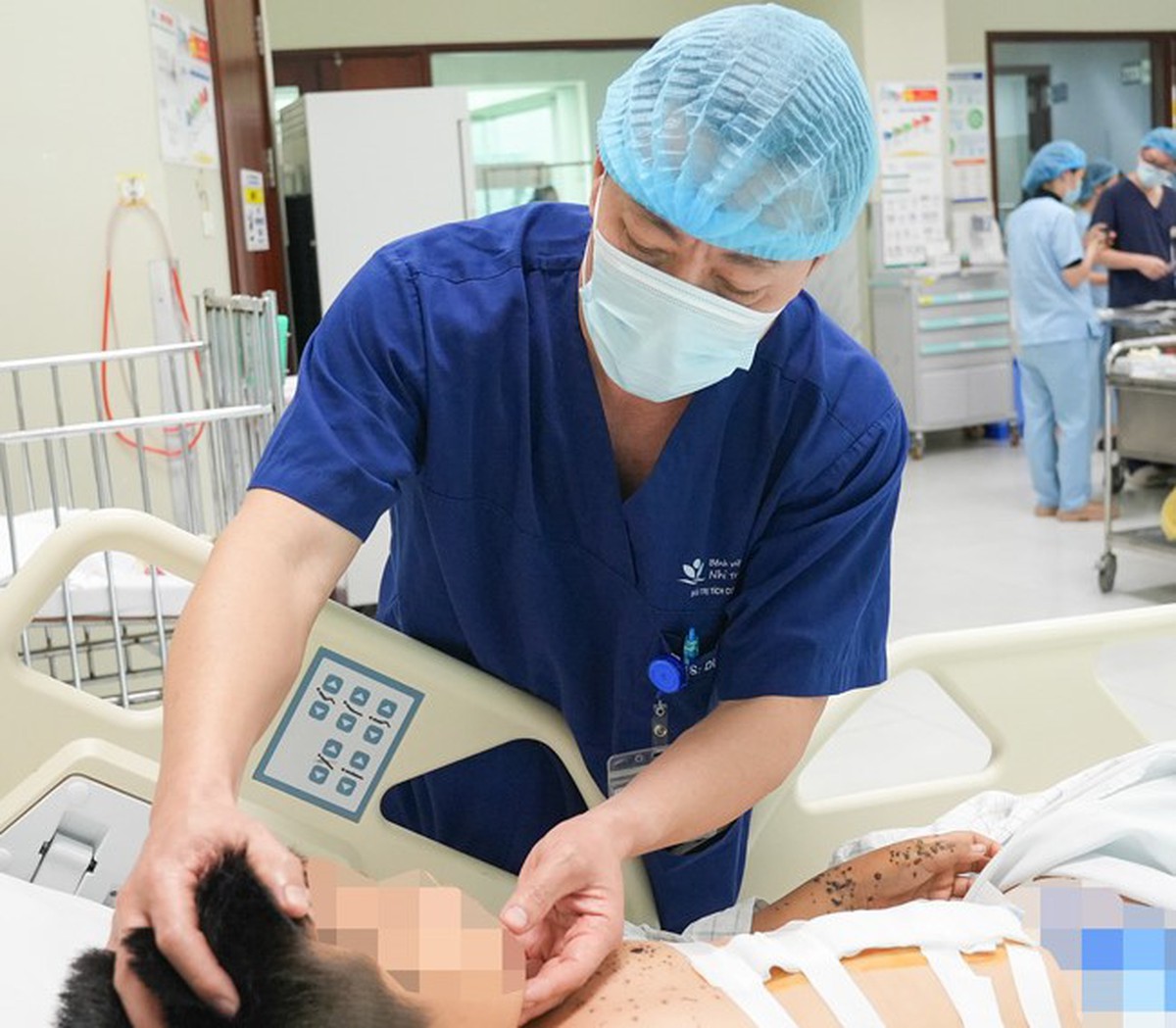 Nghịch “bóng đèn nhấp nháy”, trẻ bị đa chấn thương nguy kịch- Ảnh 1. Nghịch “bóng đèn nhấp nháy”, trẻ bị đa chấn thương nguy kịch- Ảnh 1.