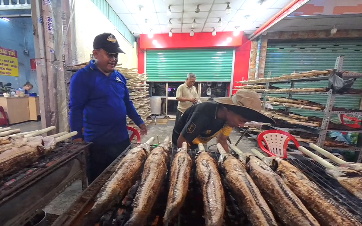 TPHCM: Phố cá lóc nướng Tân Kỳ Tân Quý đỏ lửa xuyên đêm dịp ngày Vía Thần Tài- Ảnh 4.