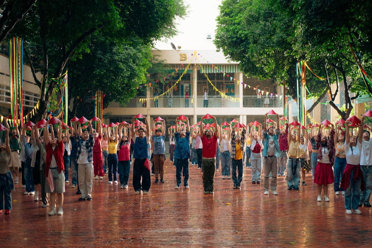 1 đại cảnh trong phim ghi hình tại Trường Đại học Khoa học xã hội và Nhân văn - ĐHQG HCM với sự tham gia của hơn 250 vũ công vừa hát, vừa nhảy, thực hiện trong 1 cú máy one-shot kéo dài gần hai phút. Ảnh: ĐPCC