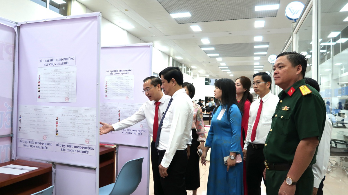 TPHCM: Cử tri đội mưa đi bỏ phiếu sớm- Ảnh 3.