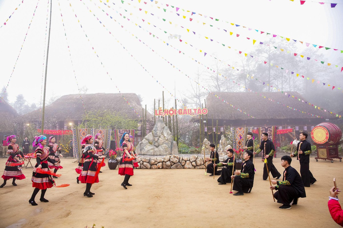 Du lịch Tết Bính Ngọ 2026: Những kỷ lục vô tiền khoáng hậu và những con số ấn tượng- Ảnh 5. Du lịch Tết Bính Ngọ 2026: Những kỷ lục vô tiền khoáng hậu và những con số ấn tượng- Ảnh 5.