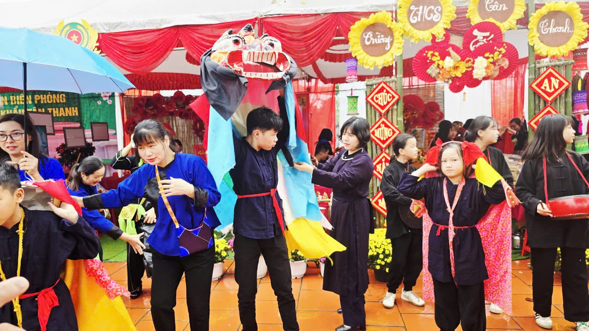 Hàng nghìn người về biên giới Lạng Sơn dự lễ hội chùa Tân Thanh- Ảnh 6. Hàng nghìn người về biên giới Lạng Sơn dự lễ hội chùa Tân Thanh- Ảnh 6.