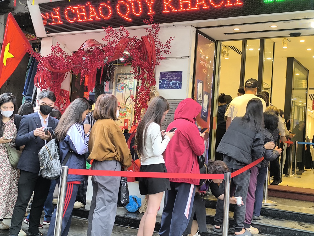 Nhiều mẹ dùng tiền lì xì của con mua vàng ngày vía Thần tài- Ảnh 1. Nhiều mẹ dùng tiền lì xì của con mua vàng ngày vía Thần tài- Ảnh 1.