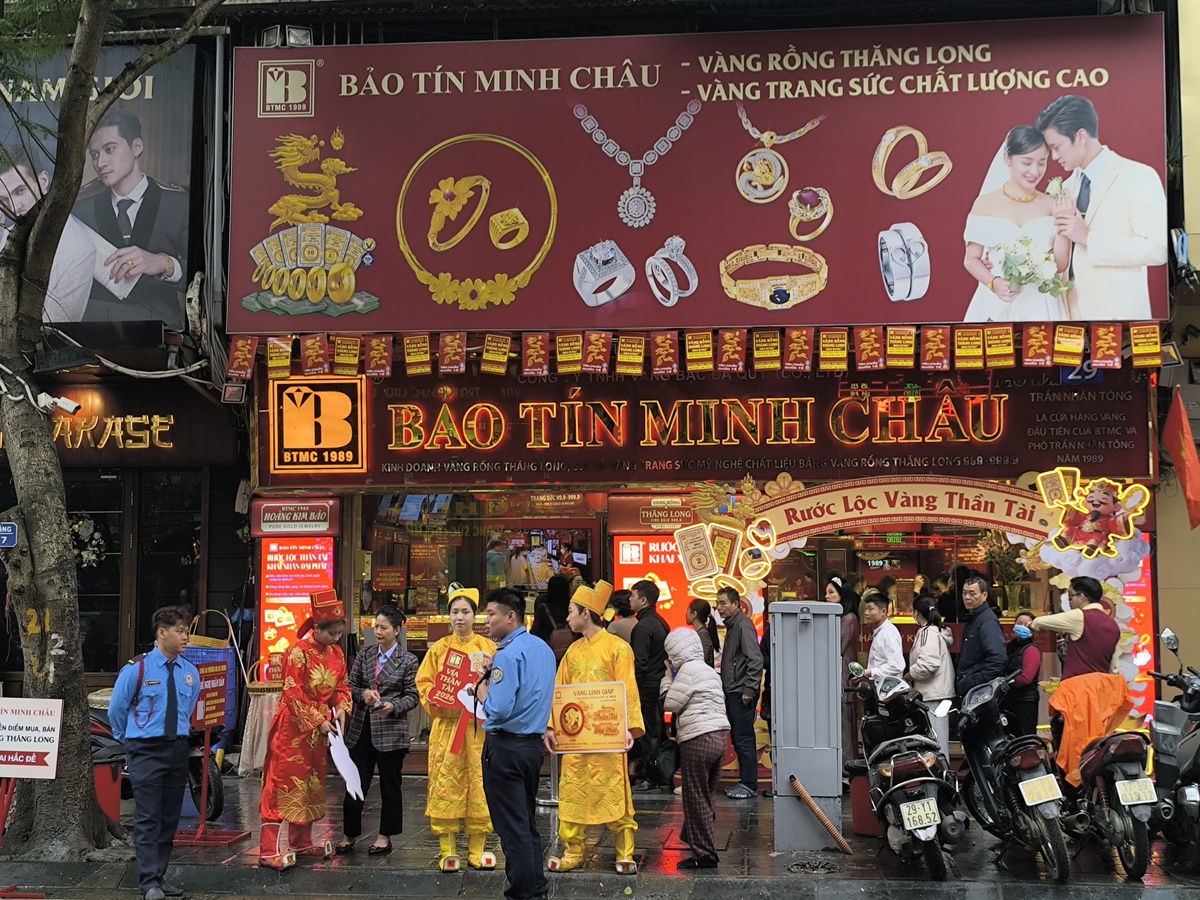 Nhiều mẹ dùng tiền lì xì của con mua vàng ngày vía Thần tài- Ảnh 3. Nhiều mẹ dùng tiền lì xì của con mua vàng ngày vía Thần tài- Ảnh 3.