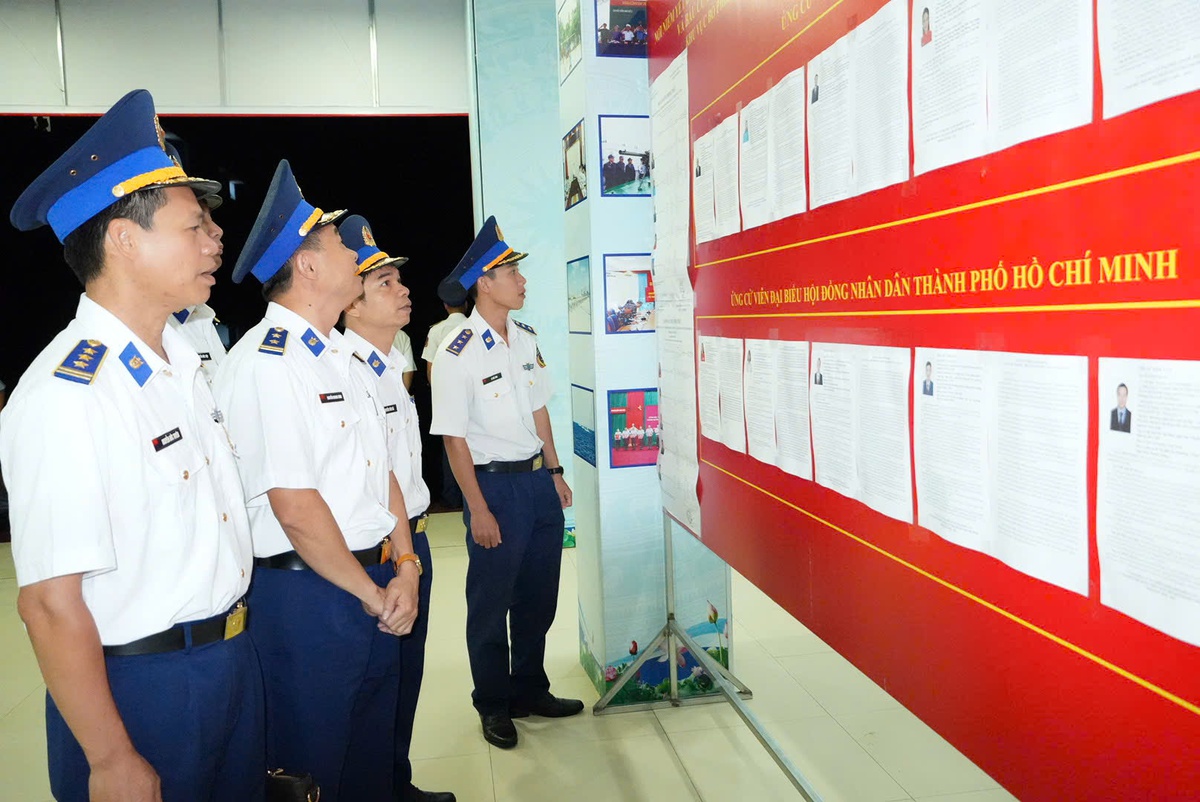 TPHCM: Cử tri đội mưa đi bỏ phiếu sớm- Ảnh 4.