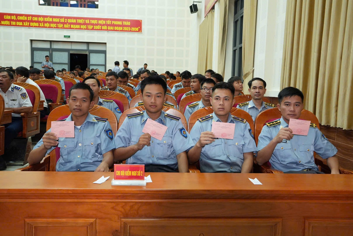 TPHCM: Cử tri đội mưa đi bỏ phiếu sớm- Ảnh 5.