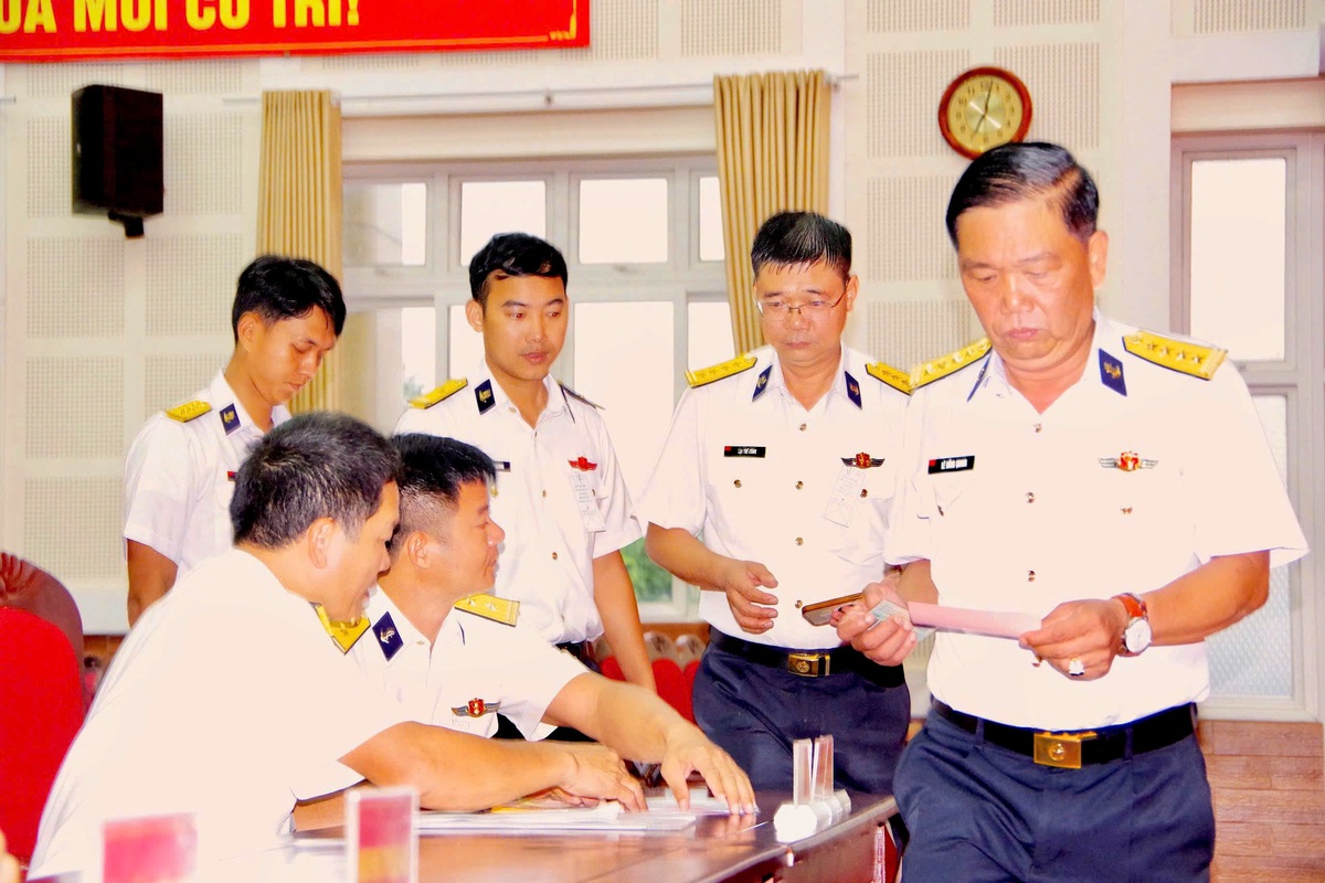Cán bộ, chiến sĩ Vùng 2 Hải quân thực hiện bầu cử sớm- Ảnh 1.