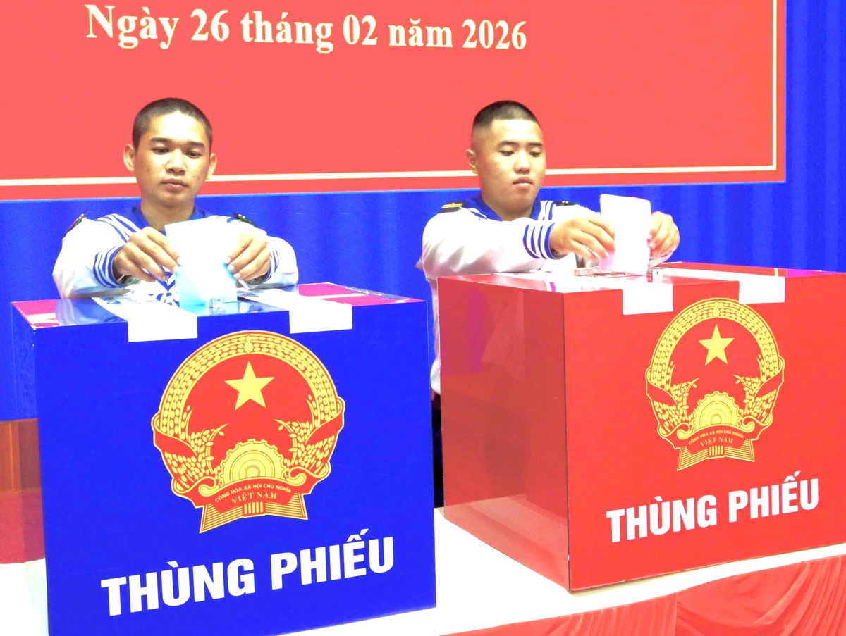 Cán bộ, chiến sĩ Vùng 2 Hải quân thực hiện bầu cử sớm- Ảnh 3.